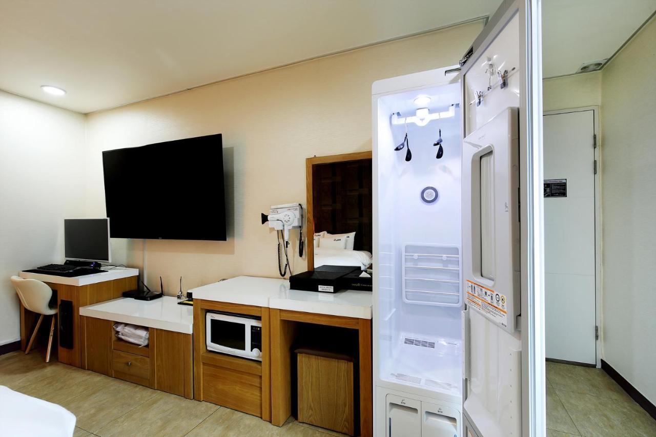 White Tourist Hotel Чонджу Екстер'єр фото