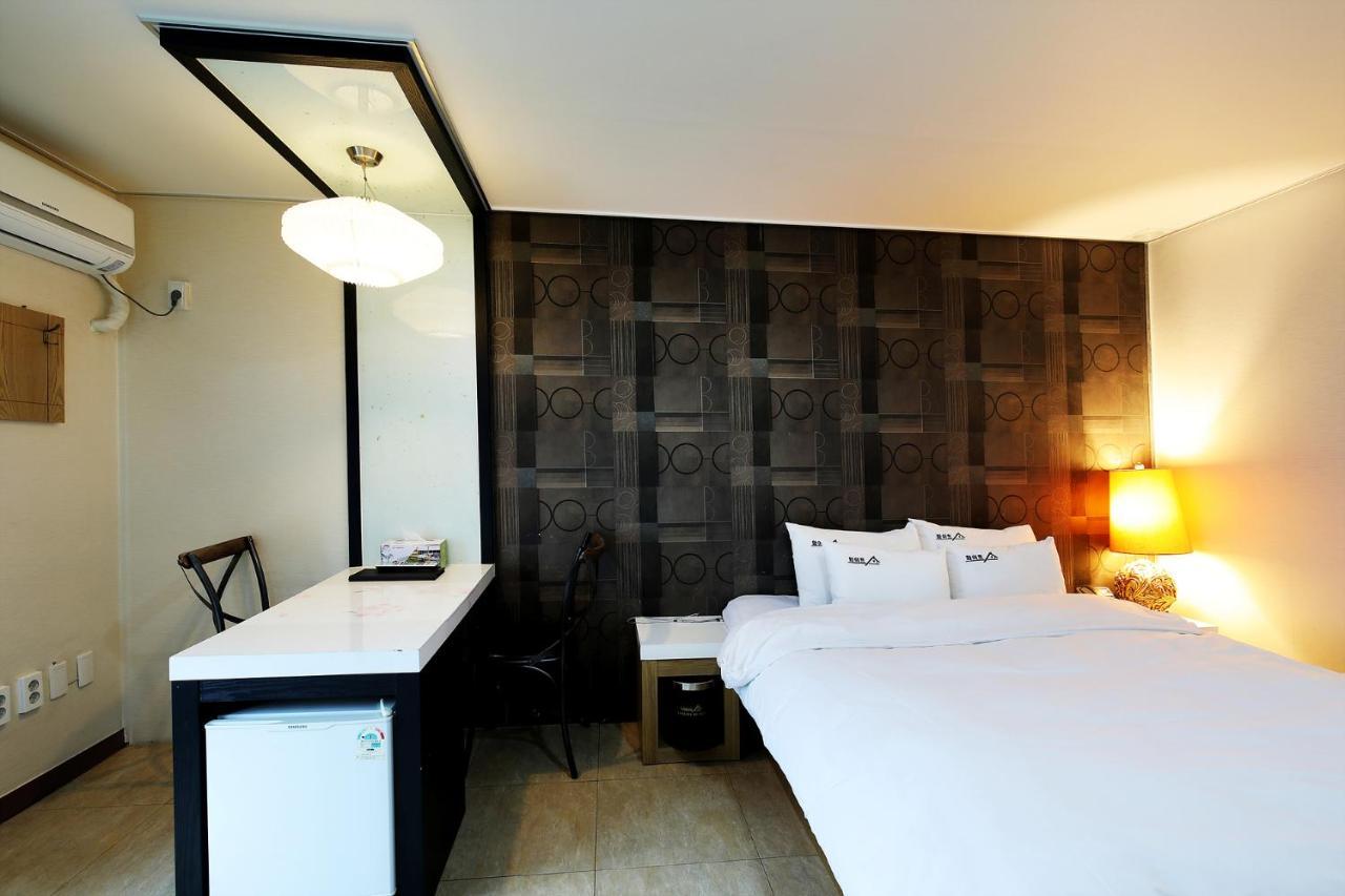 White Tourist Hotel Чонджу Екстер'єр фото