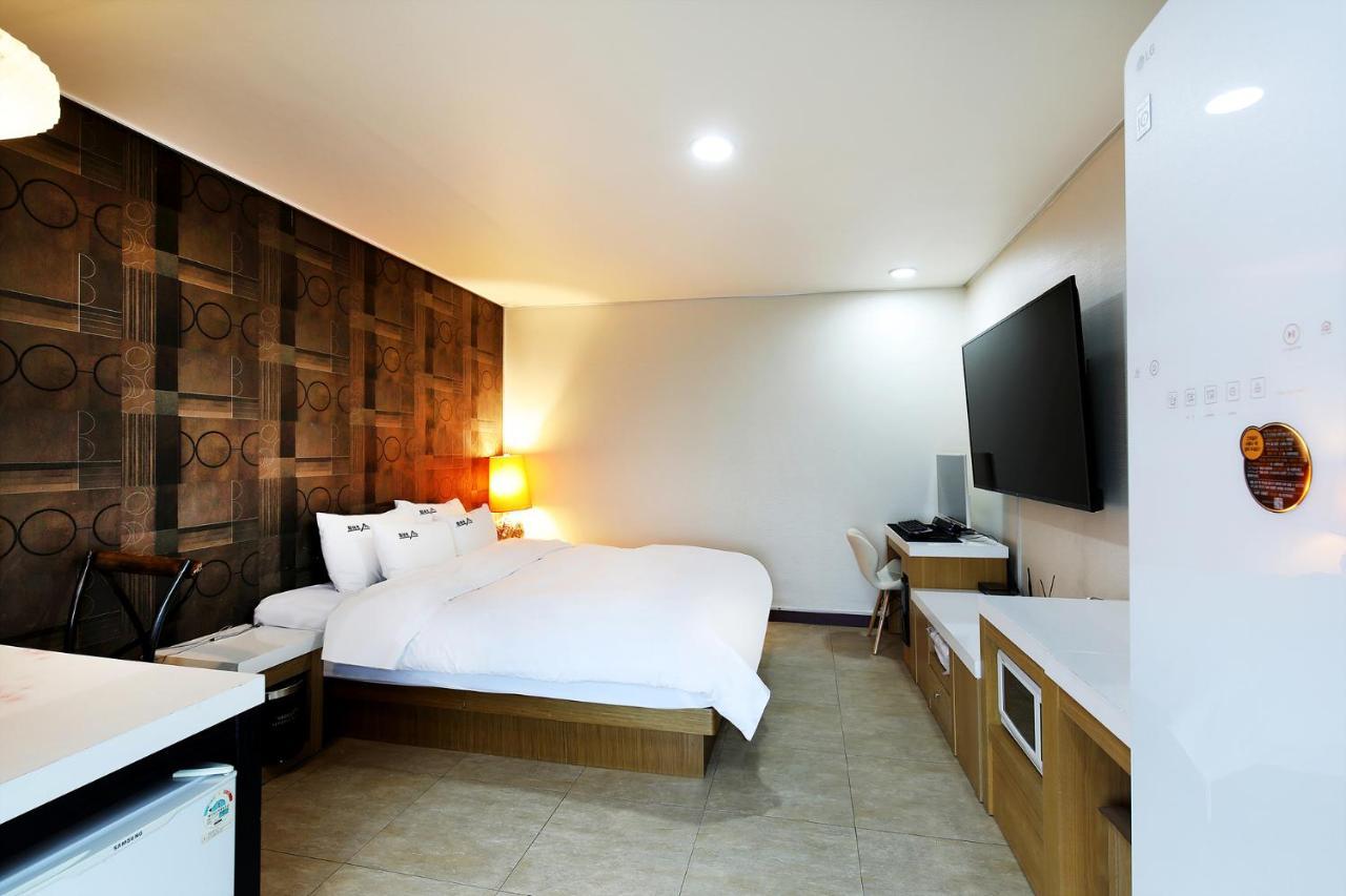 White Tourist Hotel Чонджу Екстер'єр фото