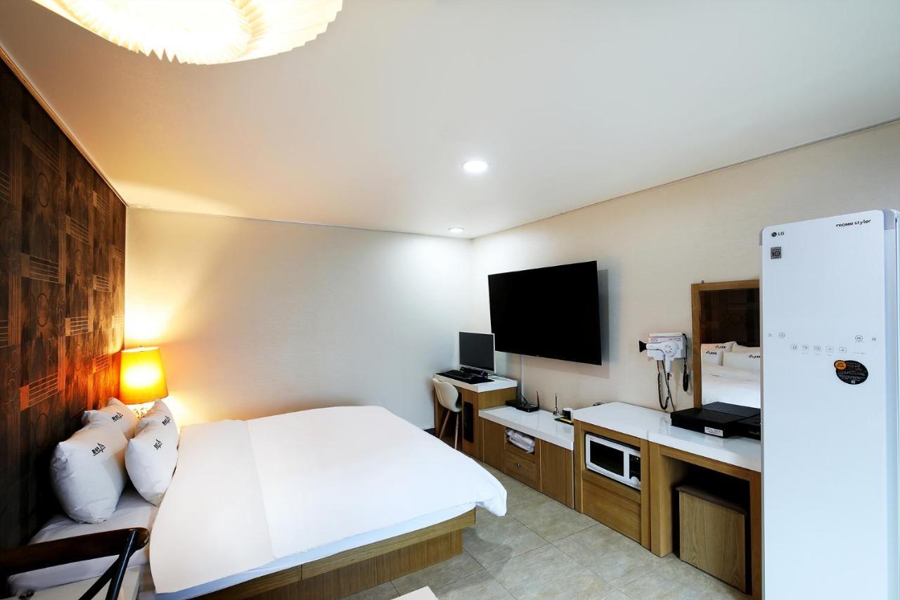White Tourist Hotel Чонджу Екстер'єр фото