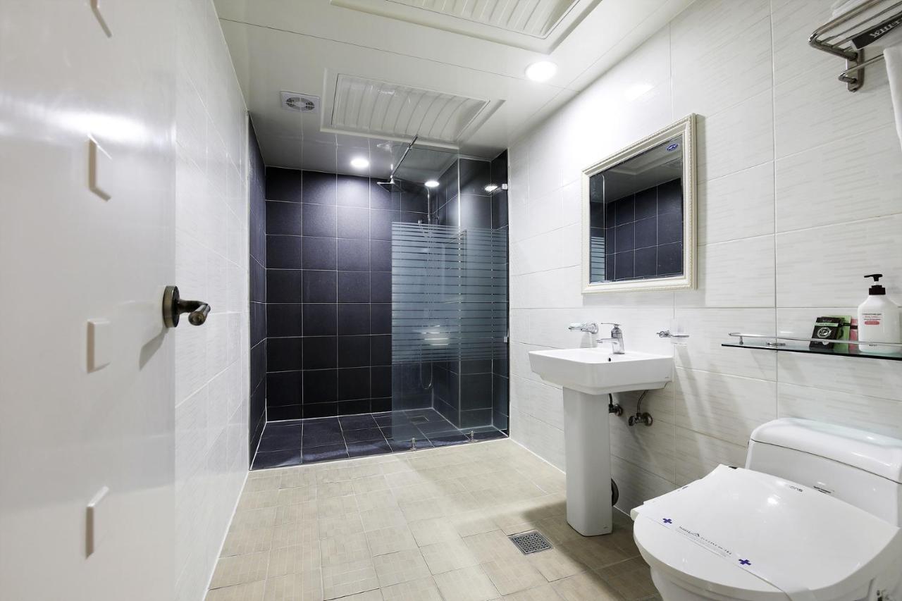 White Tourist Hotel Чонджу Екстер'єр фото