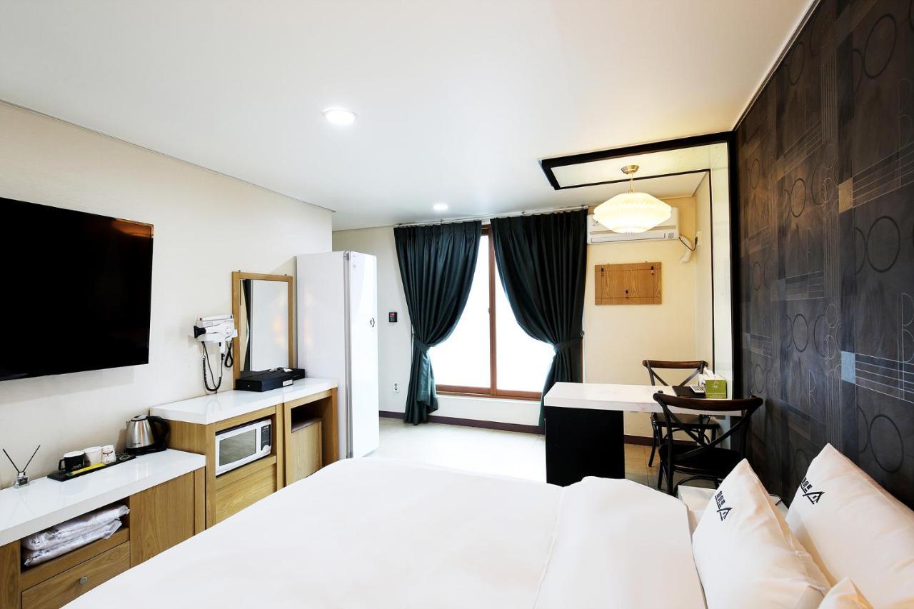 White Tourist Hotel Чонджу Екстер'єр фото