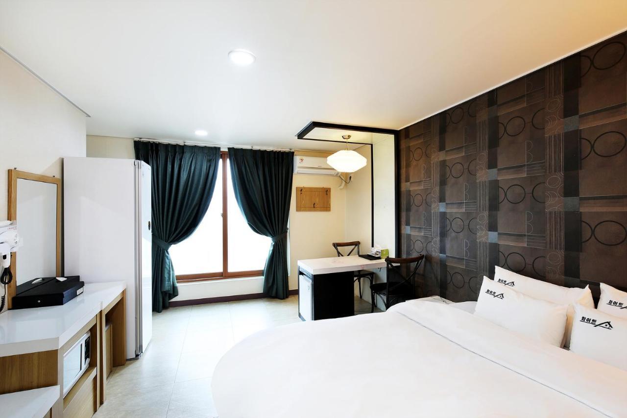 White Tourist Hotel Чонджу Екстер'єр фото