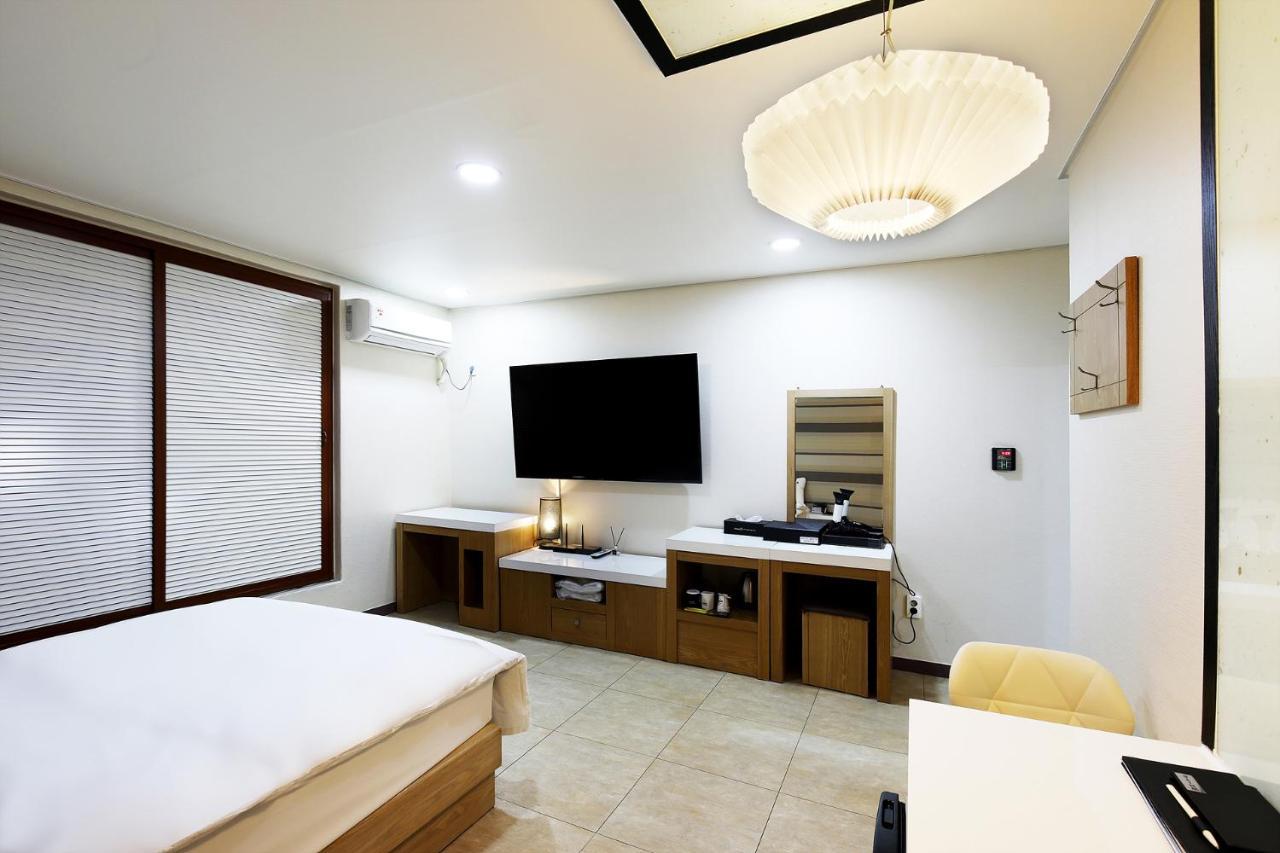 White Tourist Hotel Чонджу Екстер'єр фото