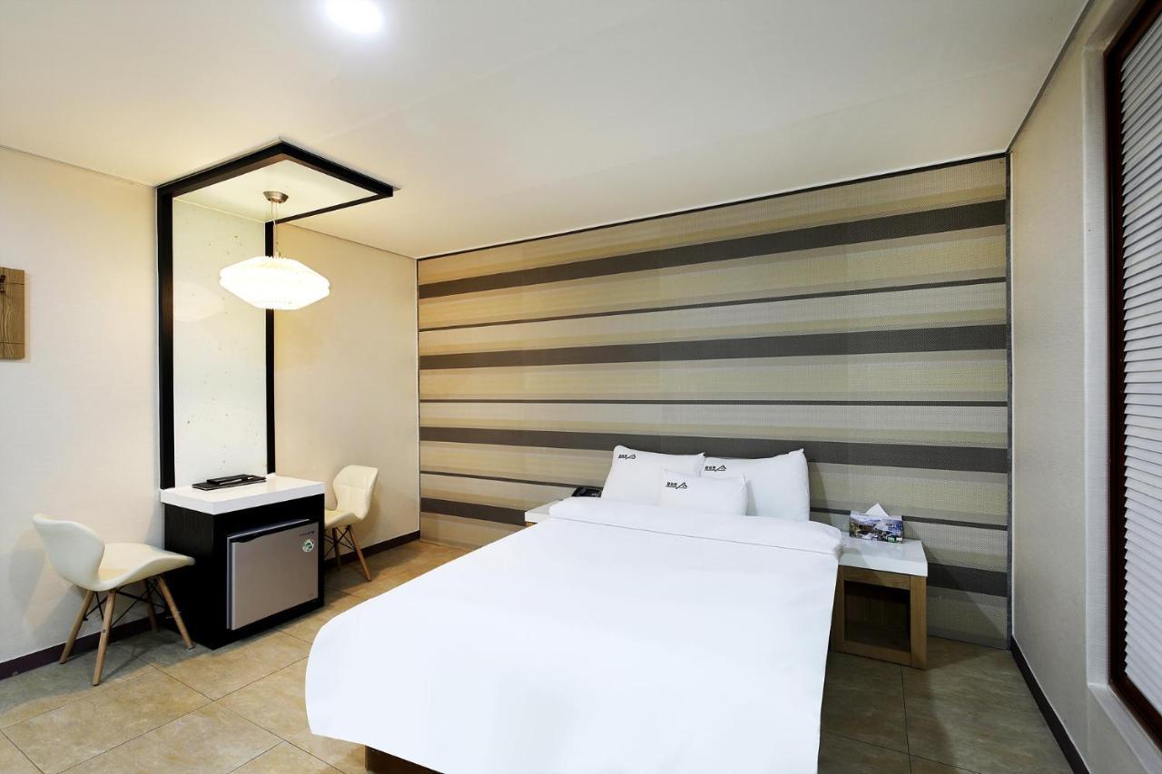 White Tourist Hotel Чонджу Екстер'єр фото