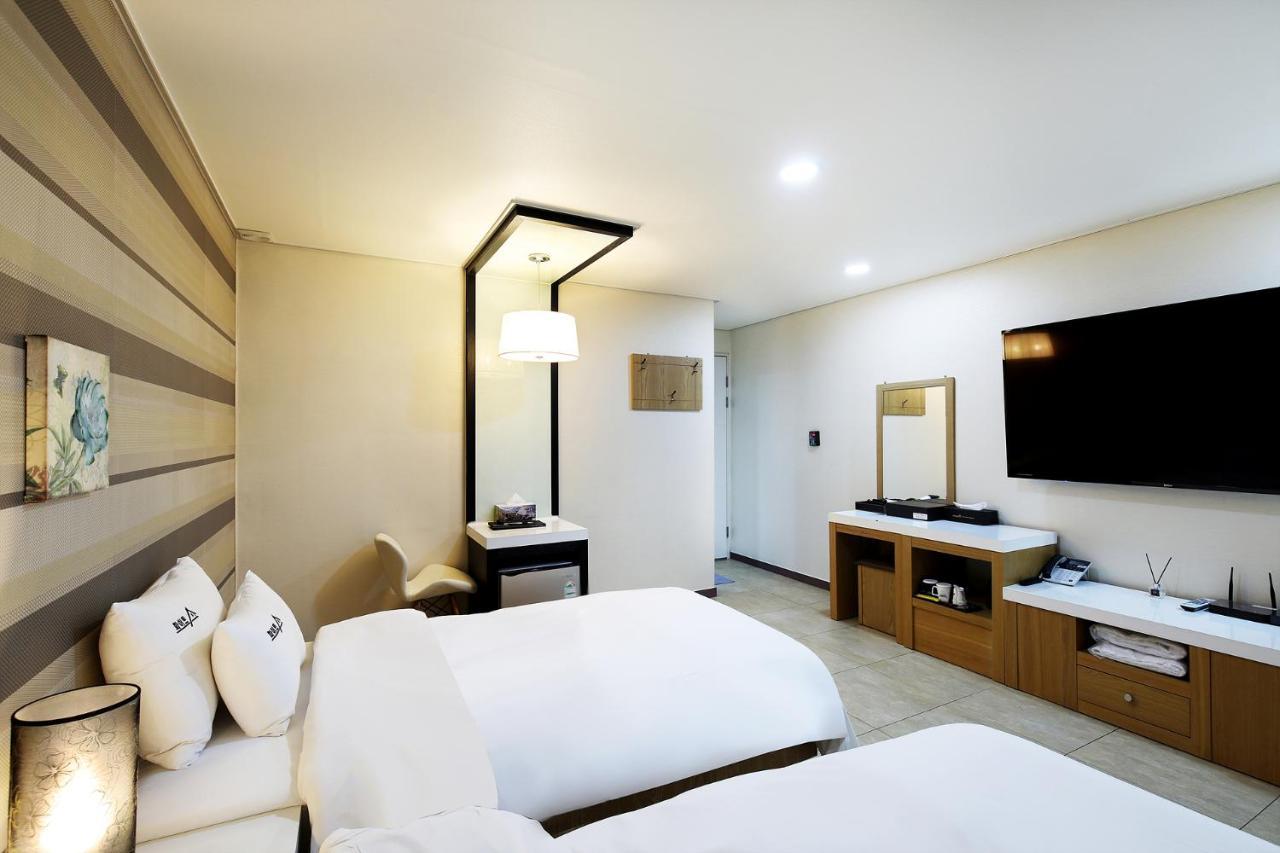 White Tourist Hotel Чонджу Екстер'єр фото