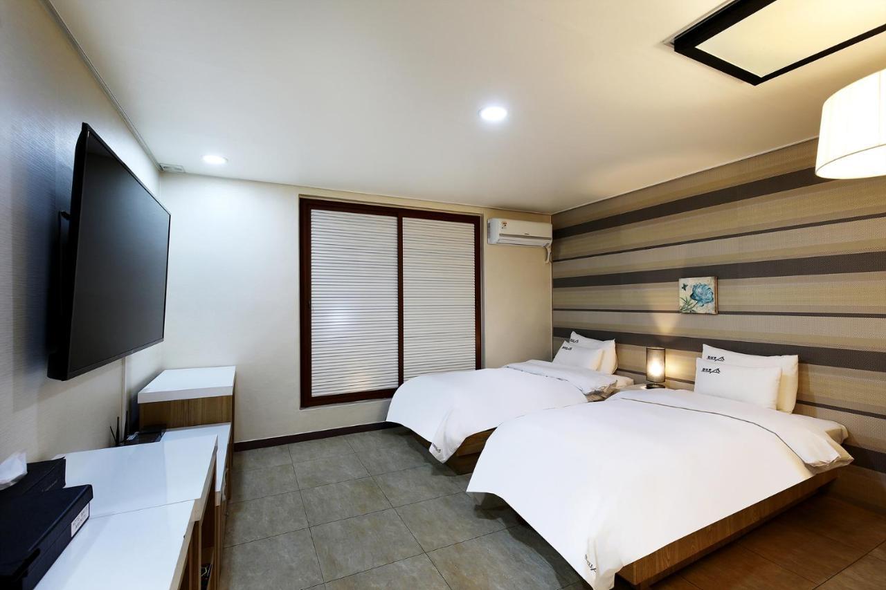 White Tourist Hotel Чонджу Екстер'єр фото