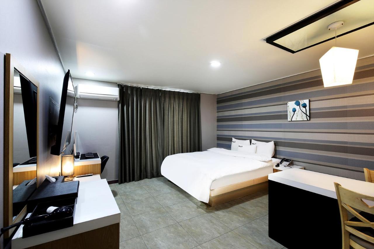 White Tourist Hotel Чонджу Екстер'єр фото