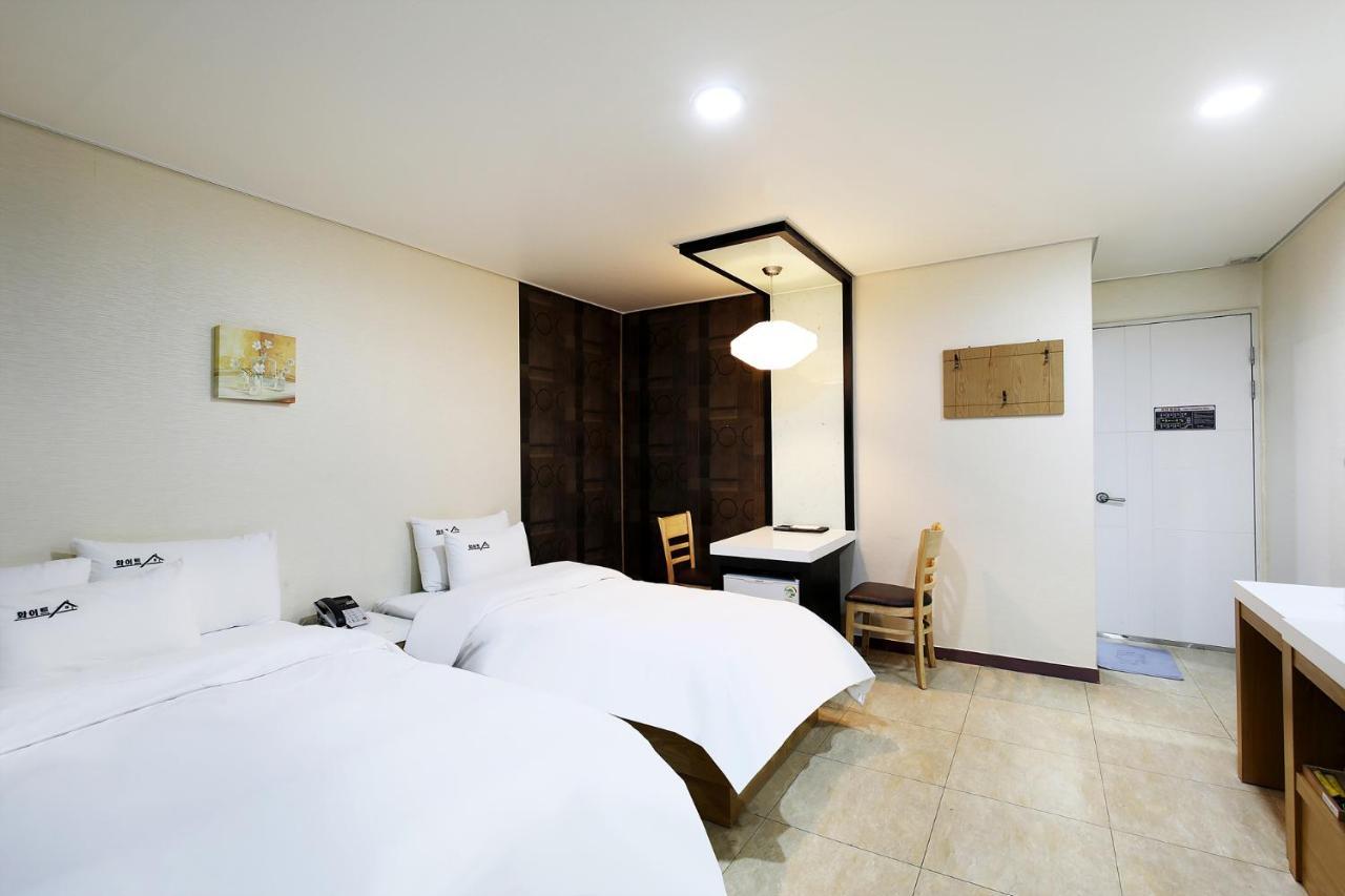 White Tourist Hotel Чонджу Екстер'єр фото