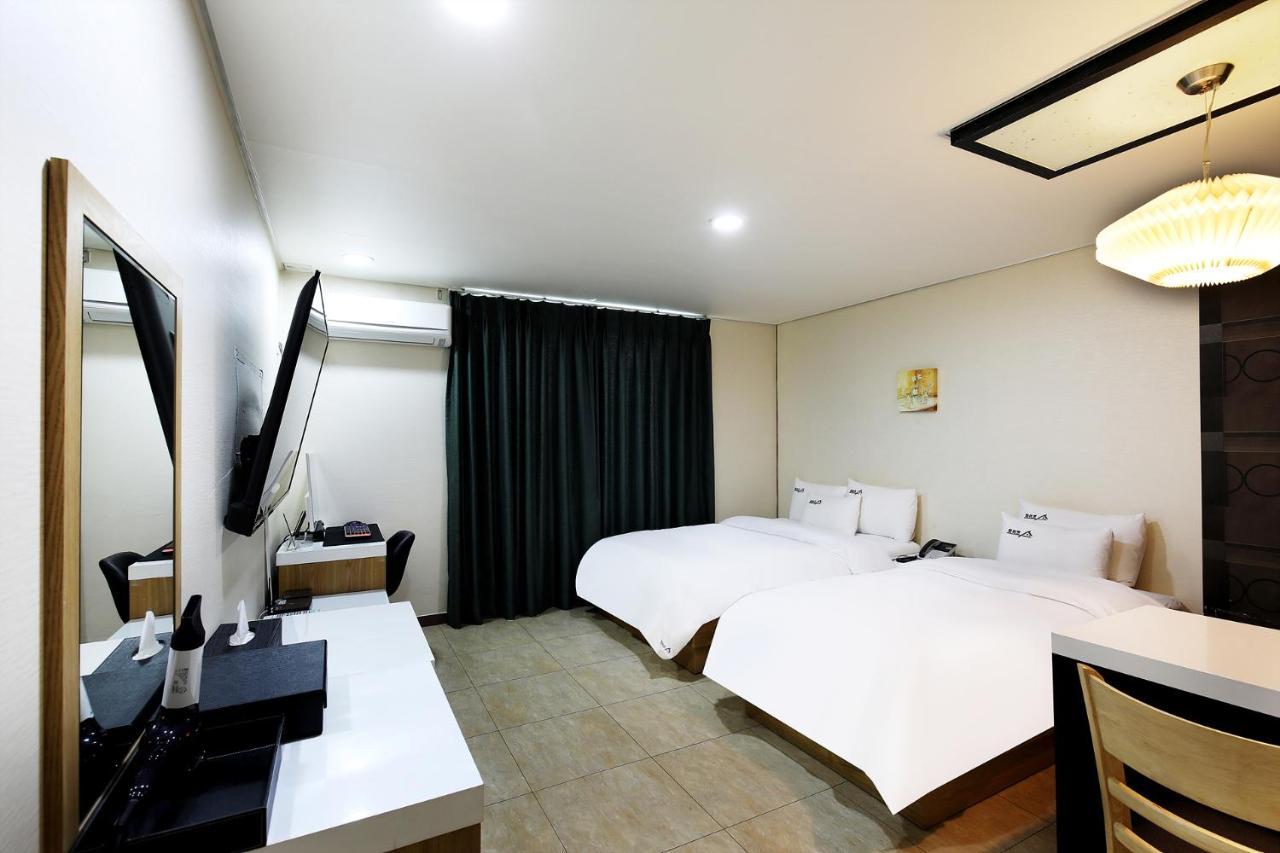 White Tourist Hotel Чонджу Екстер'єр фото