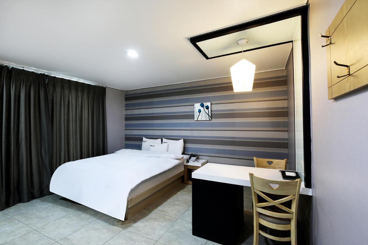 White Tourist Hotel Чонджу Екстер'єр фото