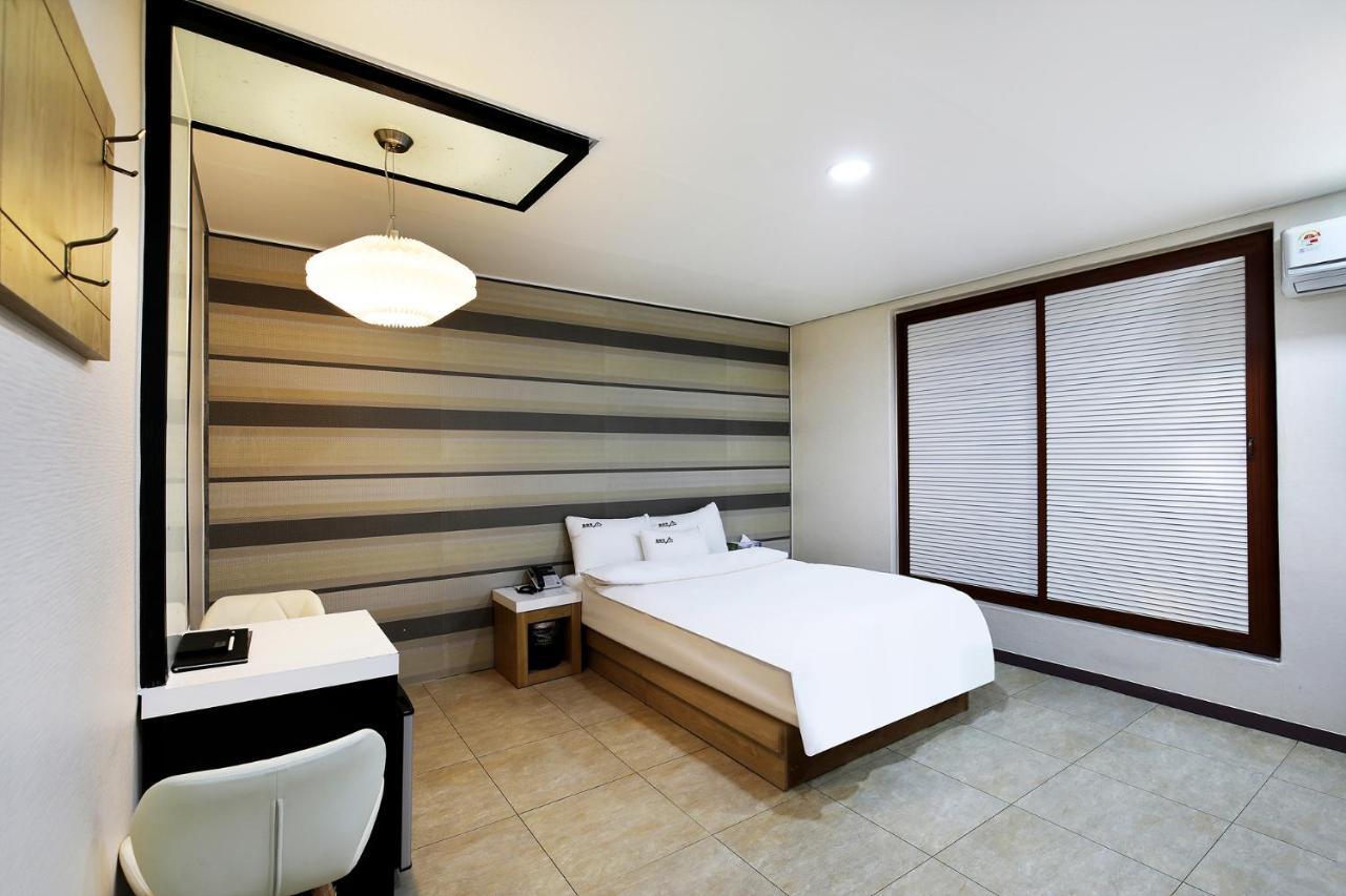 White Tourist Hotel Чонджу Екстер'єр фото