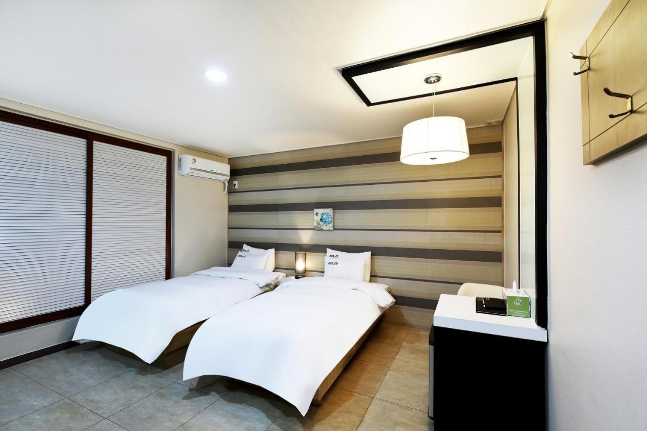White Tourist Hotel Чонджу Екстер'єр фото