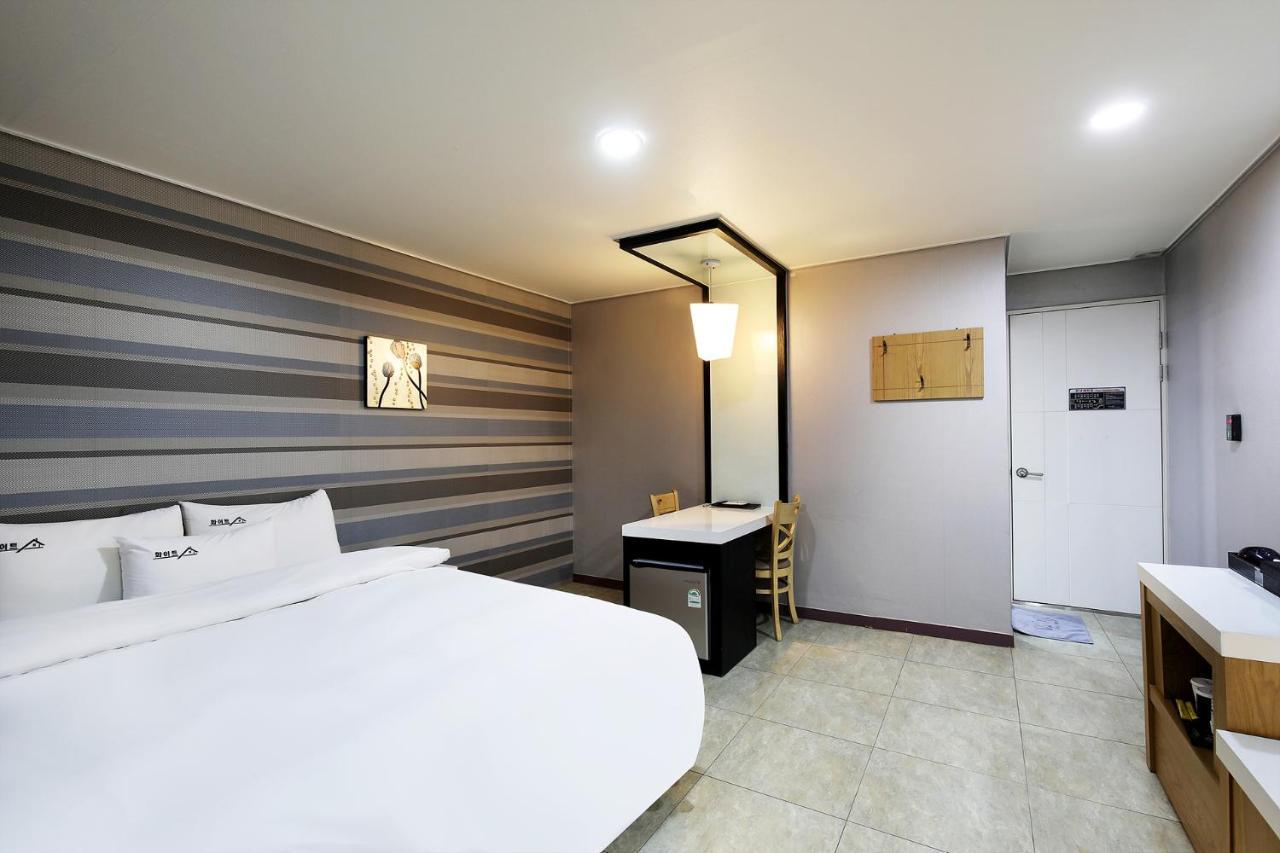 White Tourist Hotel Чонджу Екстер'єр фото