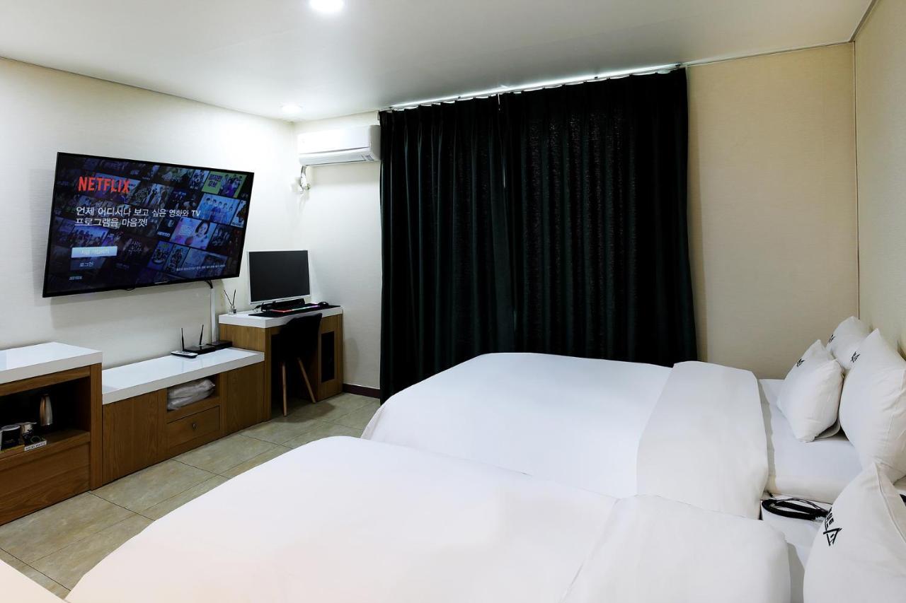 White Tourist Hotel Чонджу Екстер'єр фото