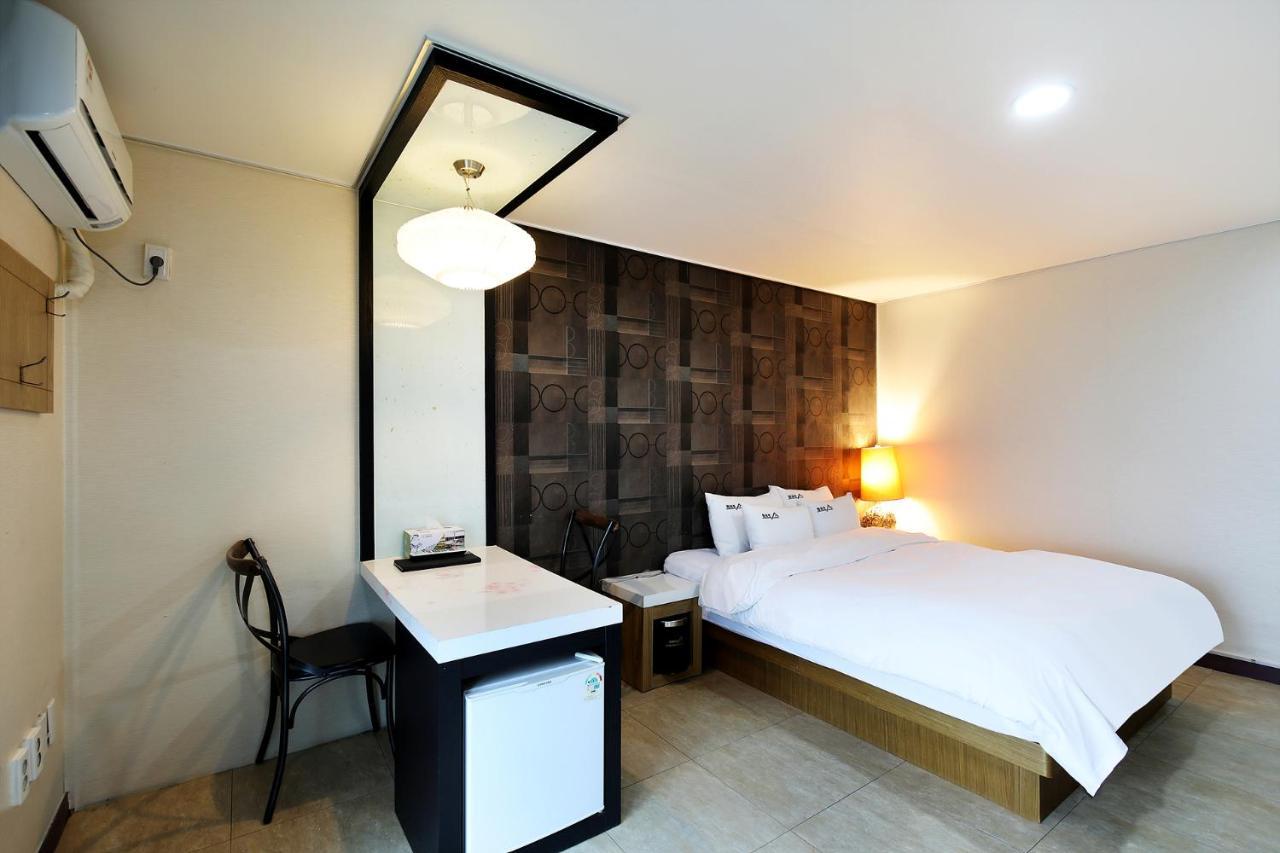 White Tourist Hotel Чонджу Екстер'єр фото