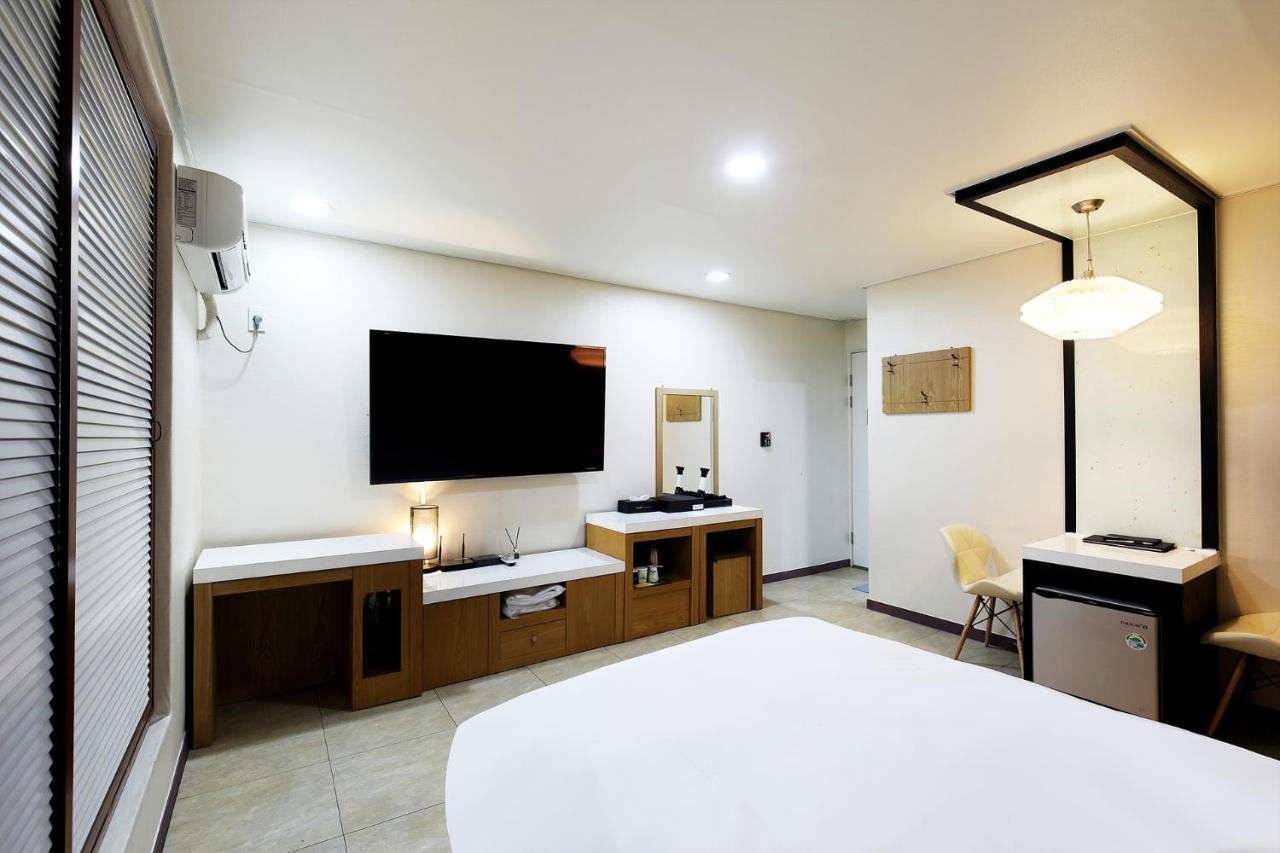 White Tourist Hotel Чонджу Екстер'єр фото