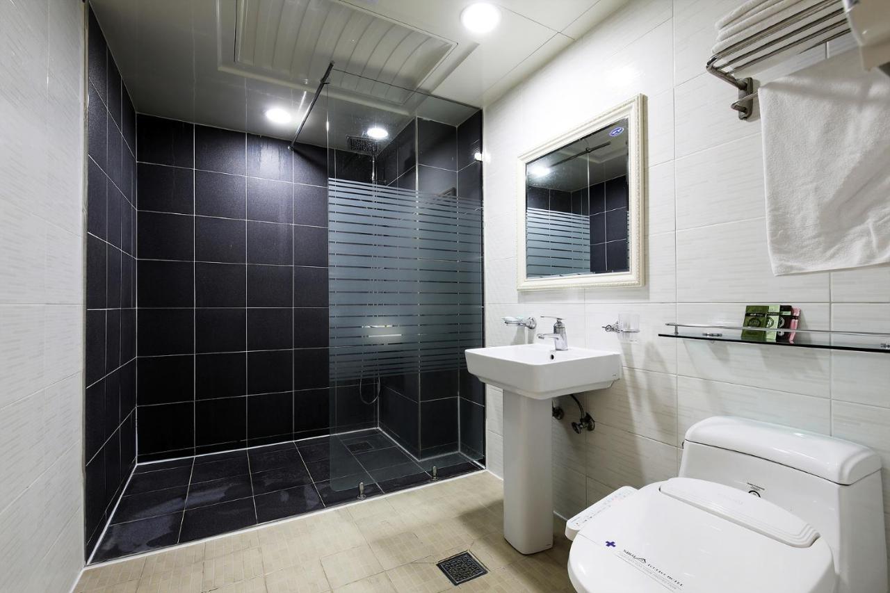 White Tourist Hotel Чонджу Екстер'єр фото