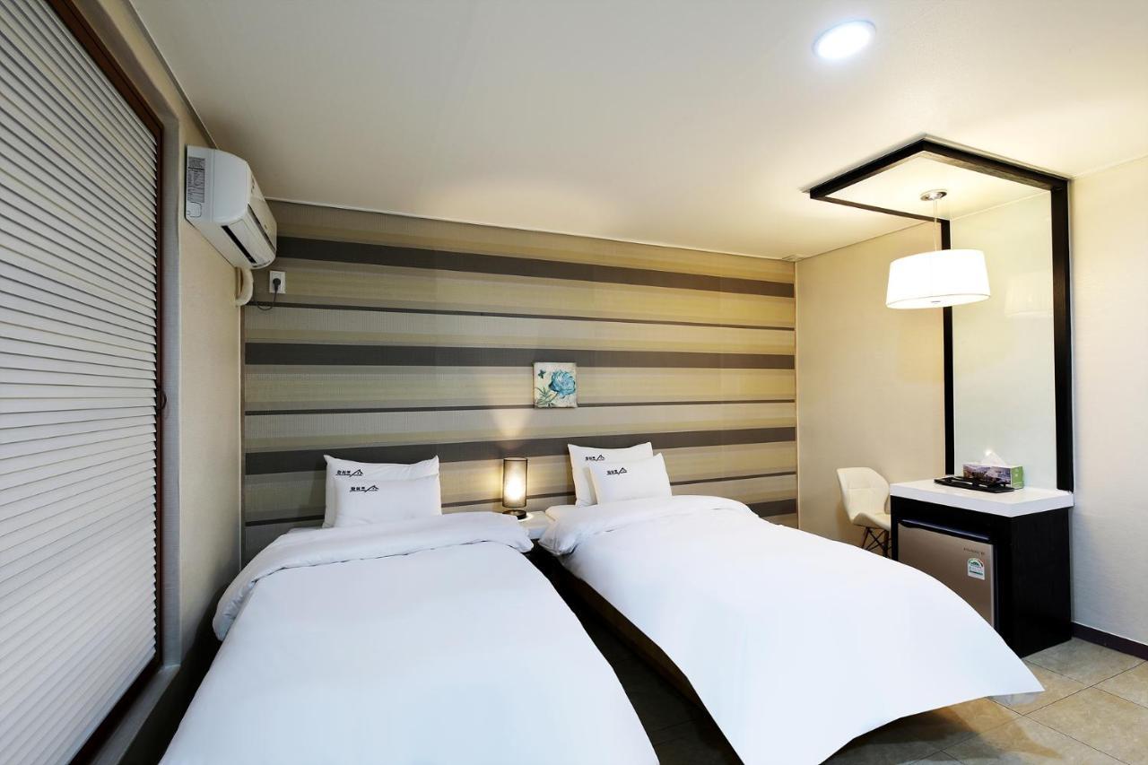 White Tourist Hotel Чонджу Екстер'єр фото
