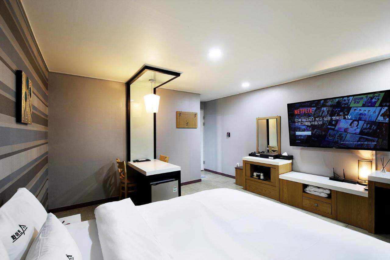 White Tourist Hotel Чонджу Екстер'єр фото