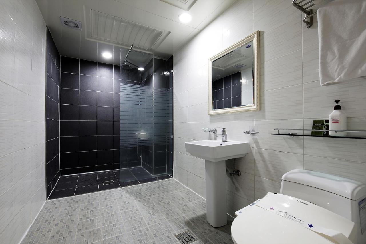 White Tourist Hotel Чонджу Екстер'єр фото