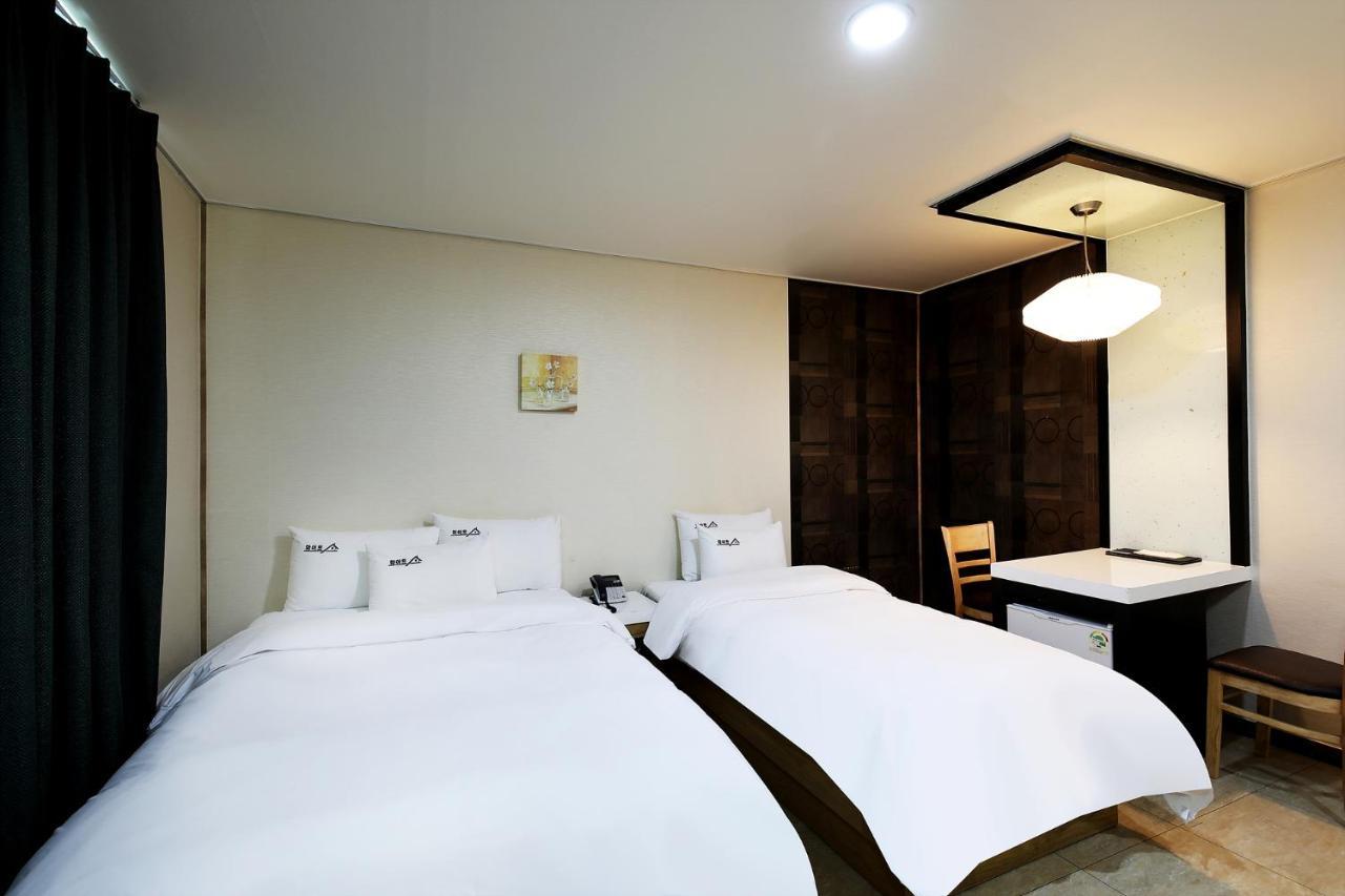 White Tourist Hotel Чонджу Екстер'єр фото