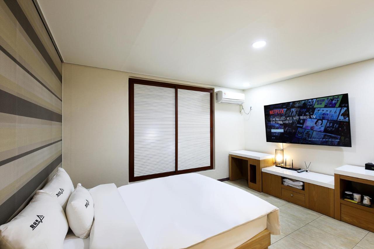 White Tourist Hotel Чонджу Екстер'єр фото