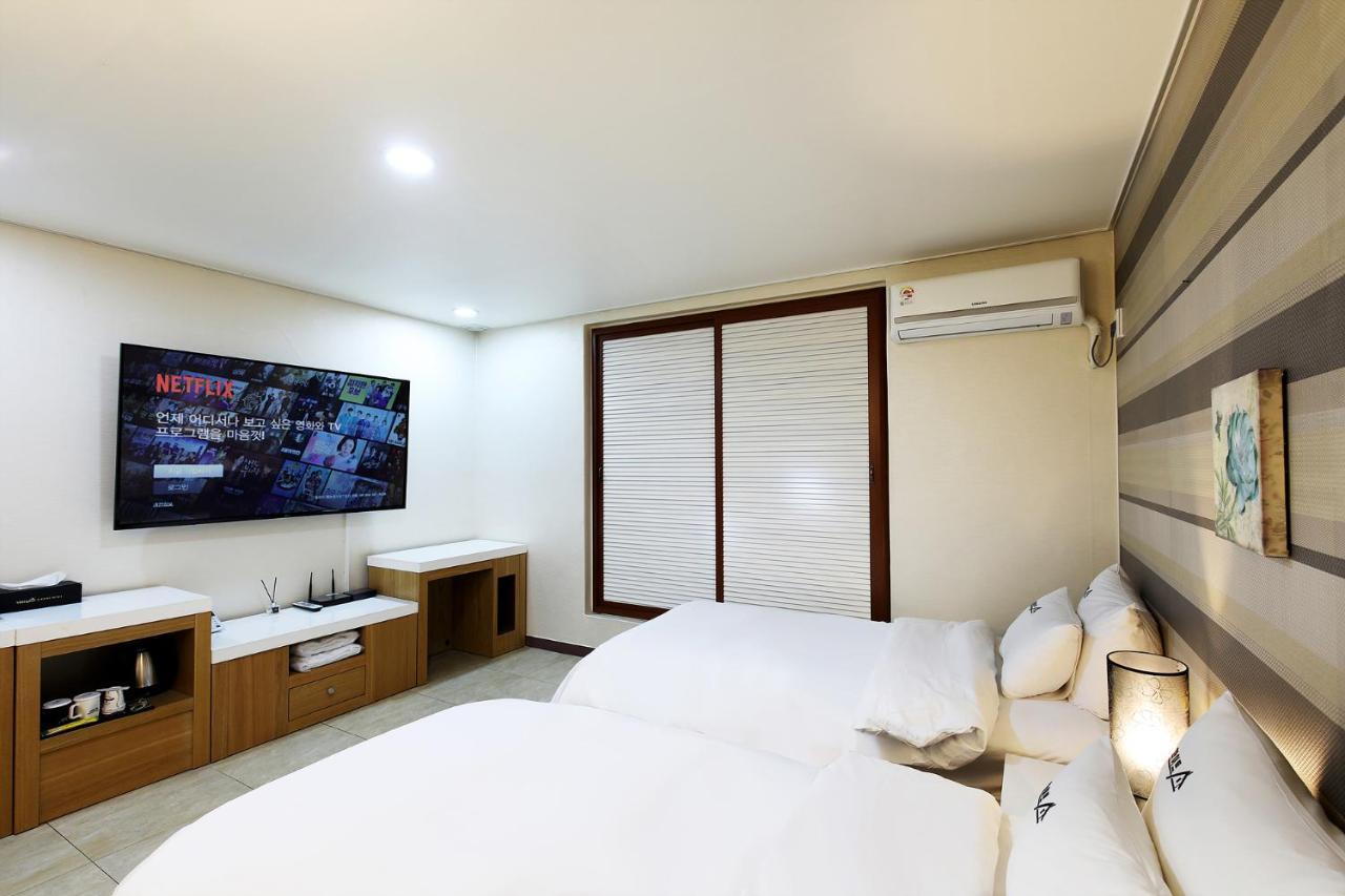 White Tourist Hotel Чонджу Екстер'єр фото