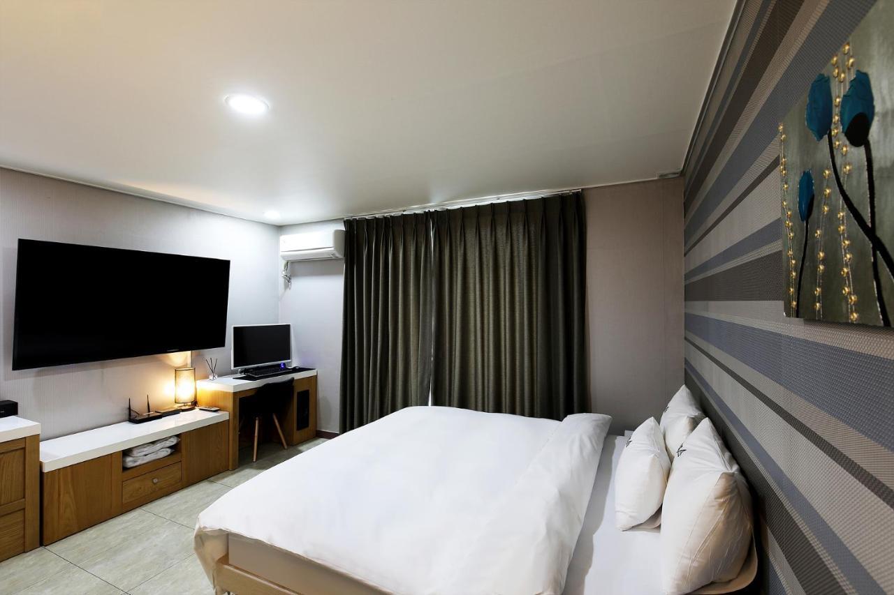 White Tourist Hotel Чонджу Екстер'єр фото