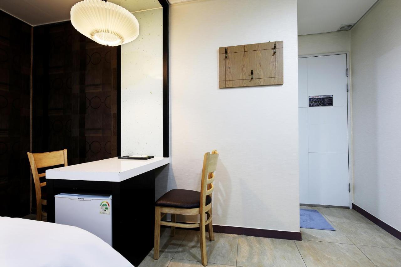 White Tourist Hotel Чонджу Екстер'єр фото