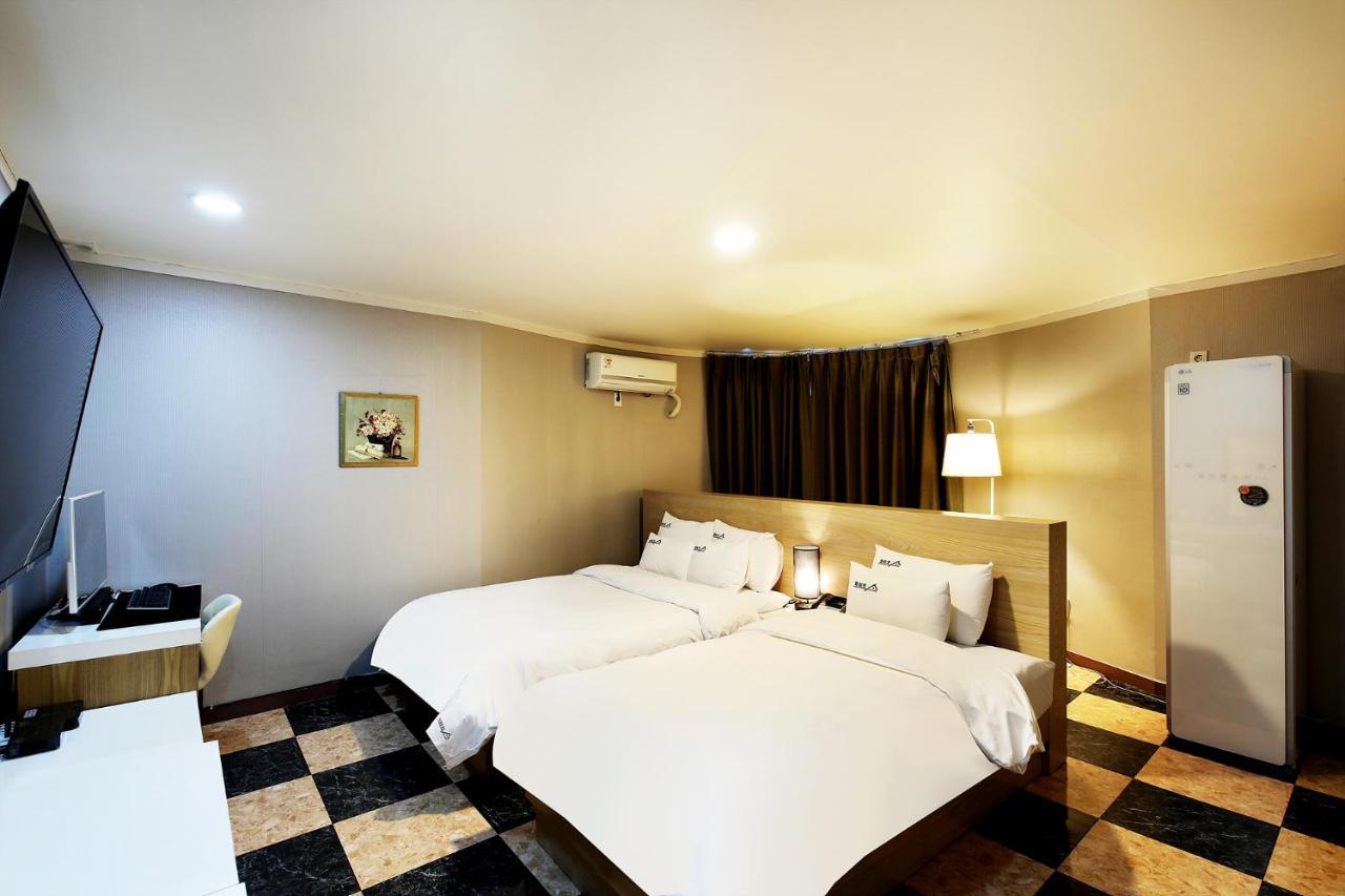 White Tourist Hotel Чонджу Екстер'єр фото