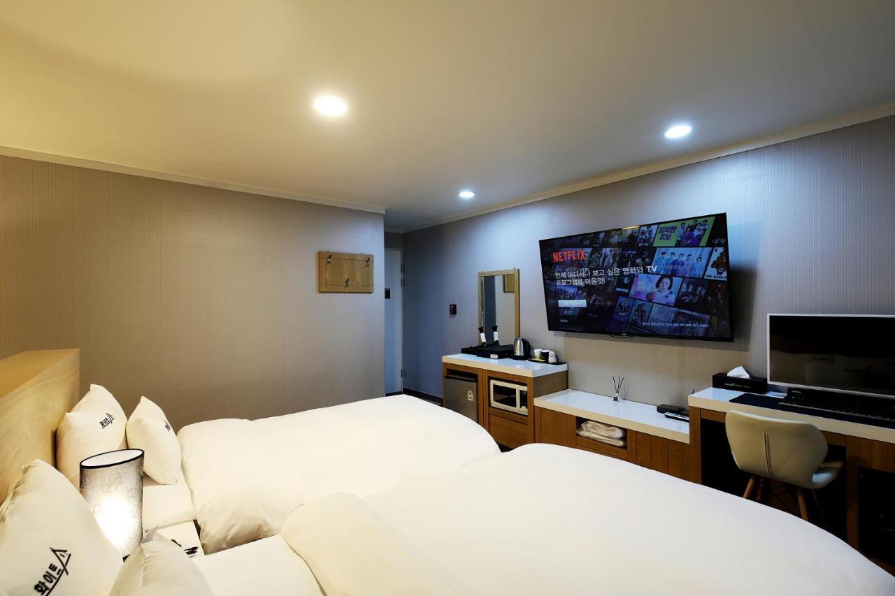 White Tourist Hotel Чонджу Екстер'єр фото