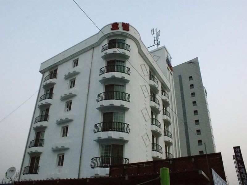 White Tourist Hotel Чонджу Екстер'єр фото