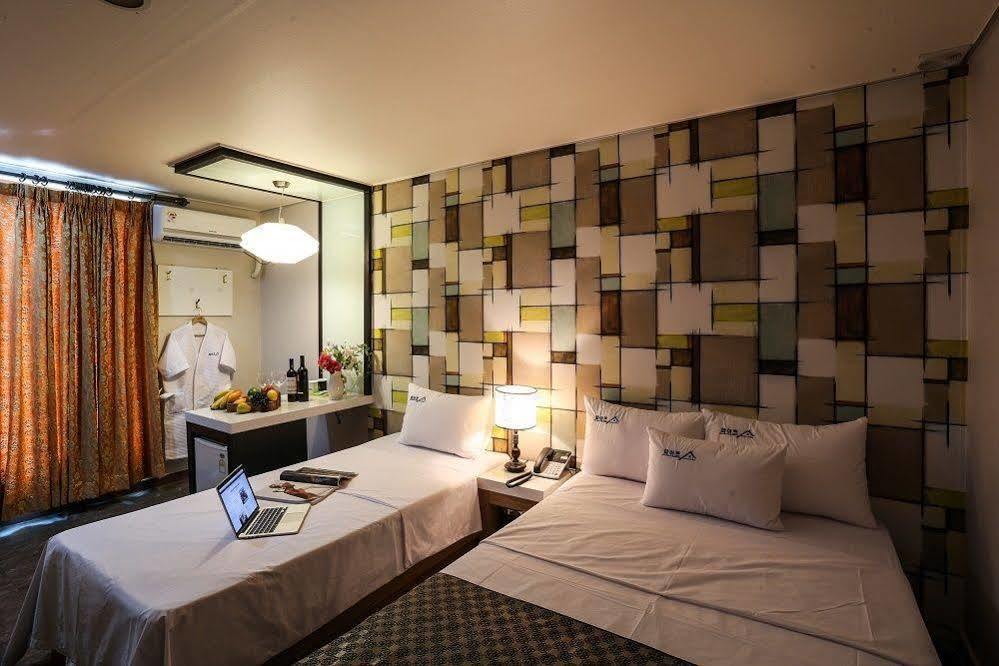 White Tourist Hotel Чонджу Екстер'єр фото