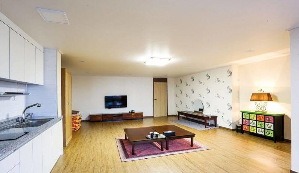 White Tourist Hotel Чонджу Екстер'єр фото