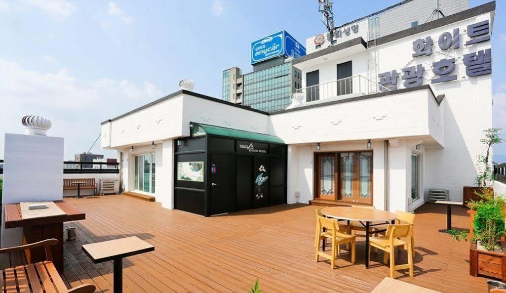 White Tourist Hotel Чонджу Екстер'єр фото