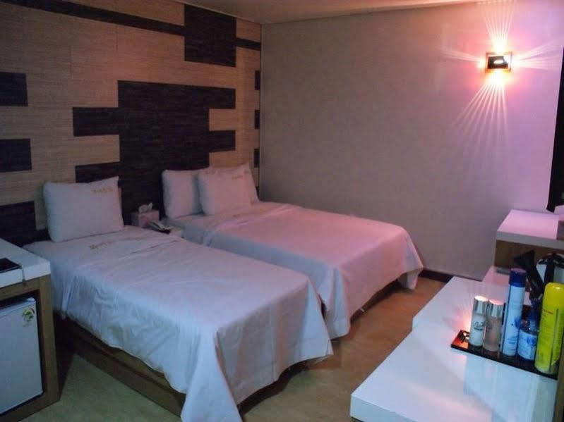 White Tourist Hotel Чонджу Екстер'єр фото